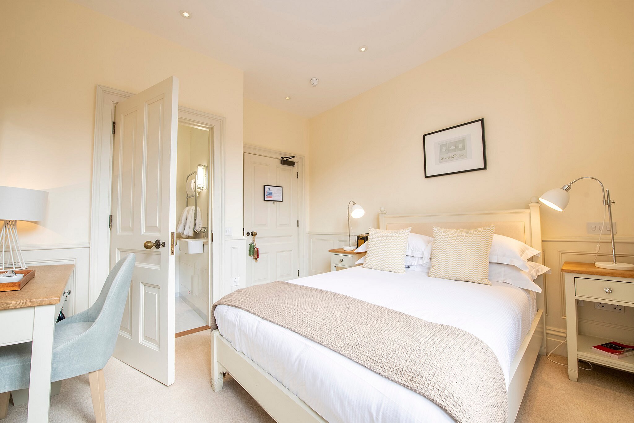 Houndgate Townhouse Hotel & Saltfish Seafood Restaurant