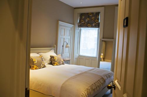 Houndgate Townhouse Hotel & Saltfish Seafood Restaurant