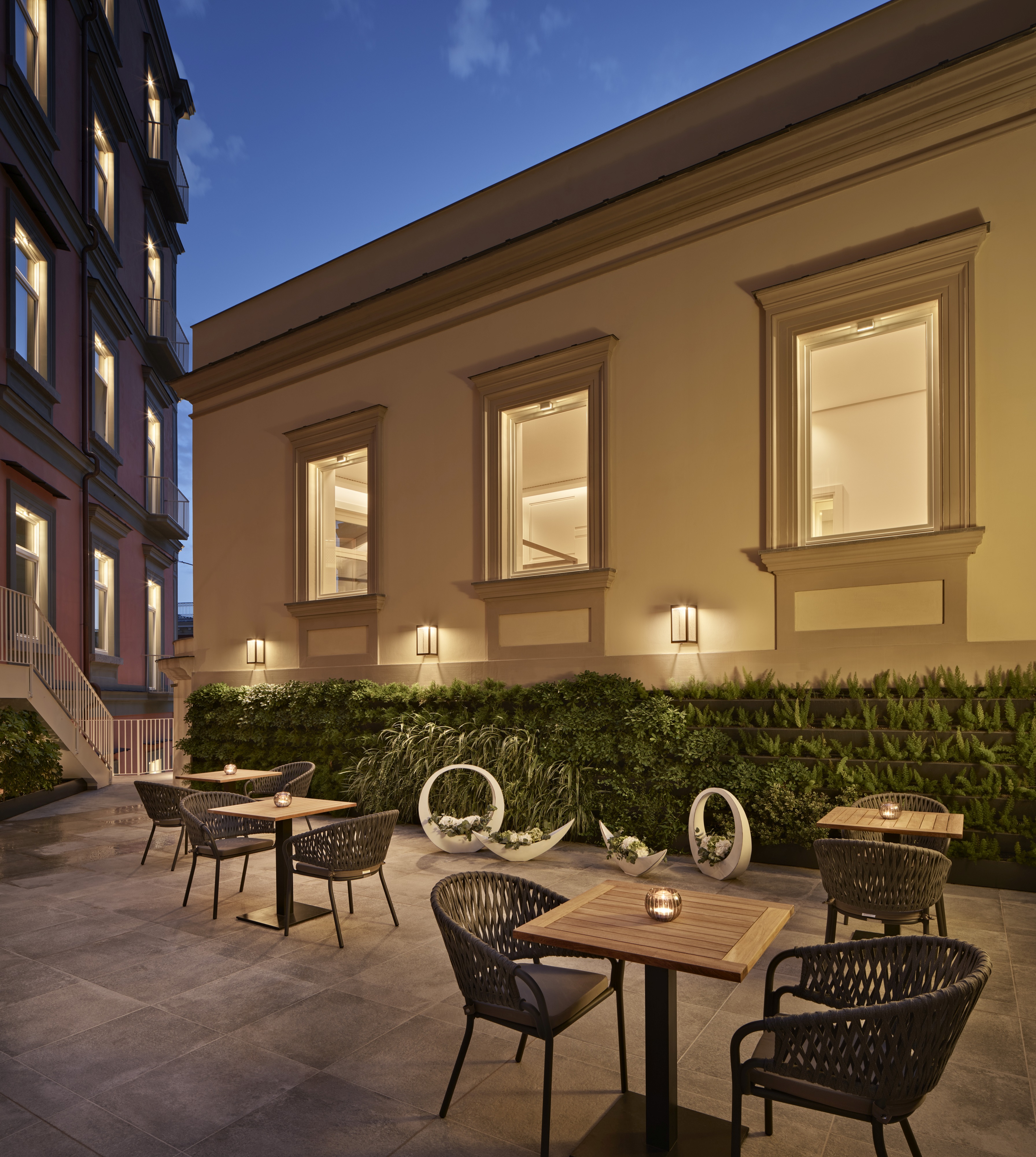 De Bonart Naples, Curio Collection by Hilton 7