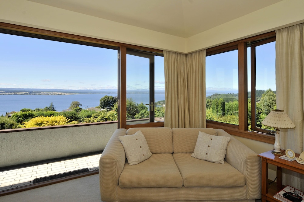 Lake Taupo Lodge 6